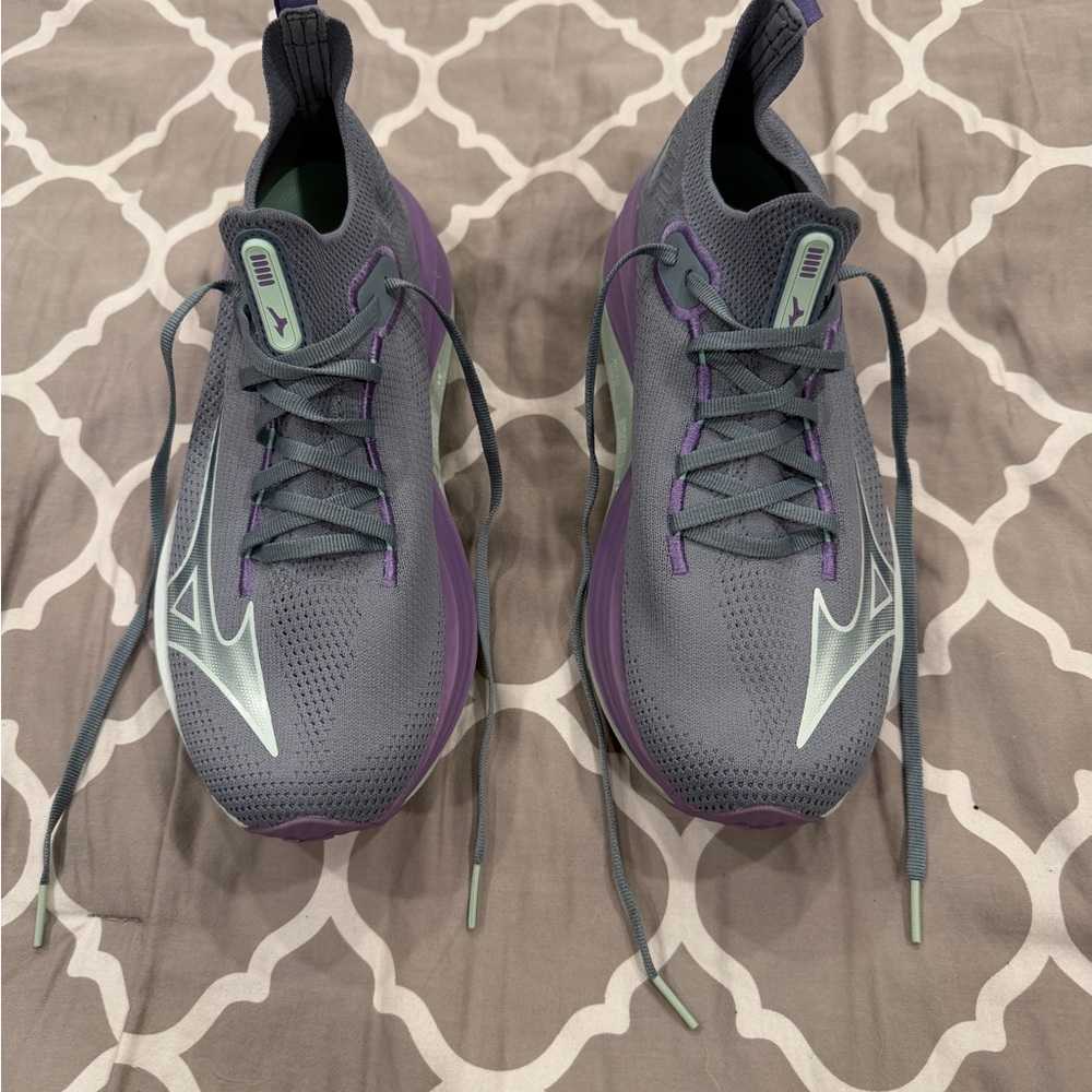 Mizuno Athletic Shoes in Gray and Purple